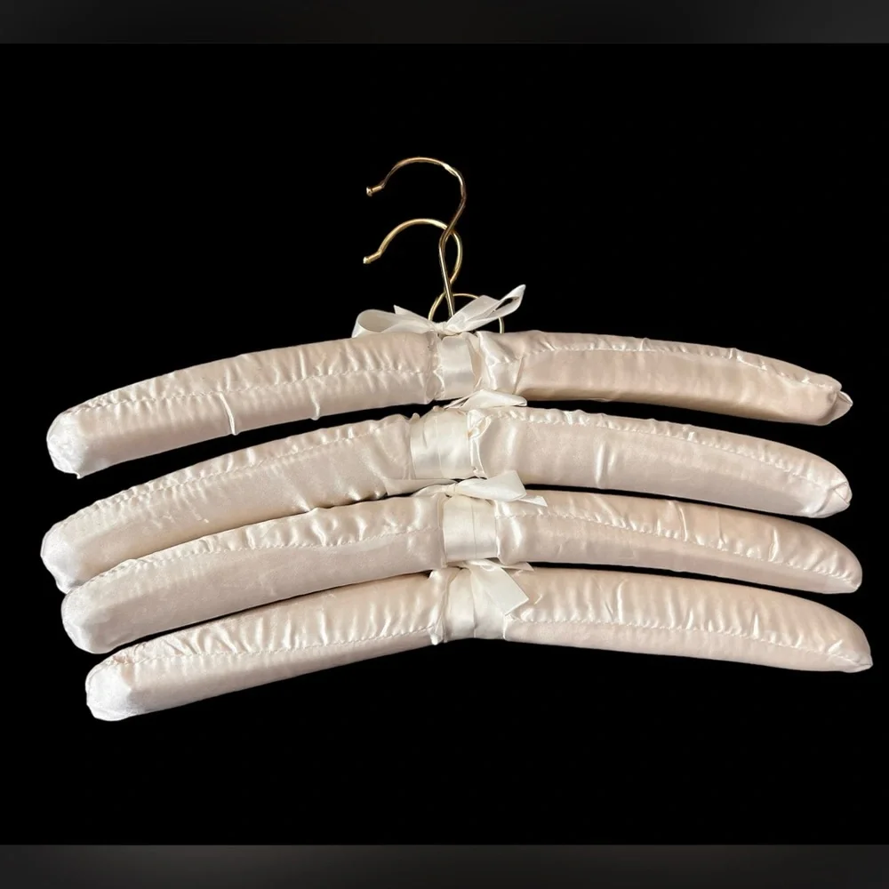 Set of 4 satin padded hangers with bows EUC closet organizing